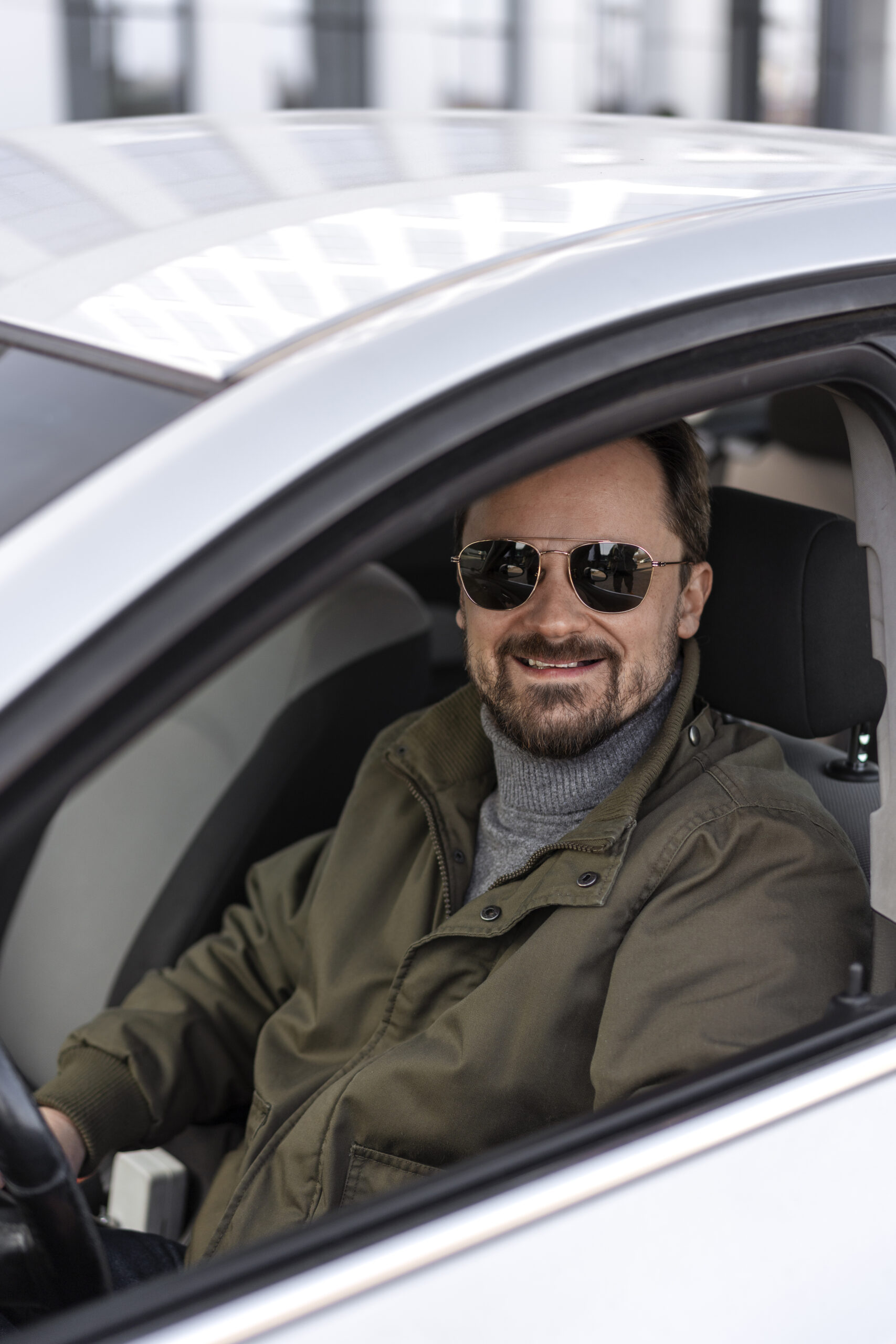 side-view-man-driving-car (1)